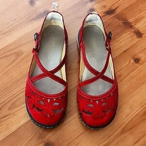 Jambo Blossom Encore Red Flats
